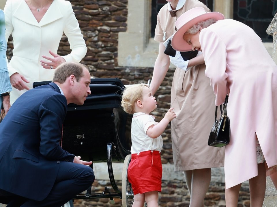 Hình ảnh Nữ hoàng Anh Elizabeth II tự mình mua đồ tại siêu thị, trồng cây hay đi xe buýt,...chắc hẳn sẽ khiến nhiều người ngạc nhiên trước một vị vua giản dị và "đời thường" đến thế. Ảnh: Nữ hoàng Elizabeth cúi xuống trò chuyện với chắt nội, tiểu Hoàng tử George, hồi tháng 7/2015. (Nguồn ảnh: Insider)