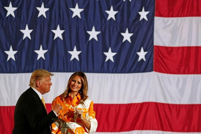 Ngày 28/5, Tổng thống Trump và Đệ nhất phu nhân Melania đã thăm các binh sĩ trên tàu đổ bộ Mỹ USS Wasp ở Yokosuka, phía nam thủ đô Tokyo. Ảnh: Reuters.