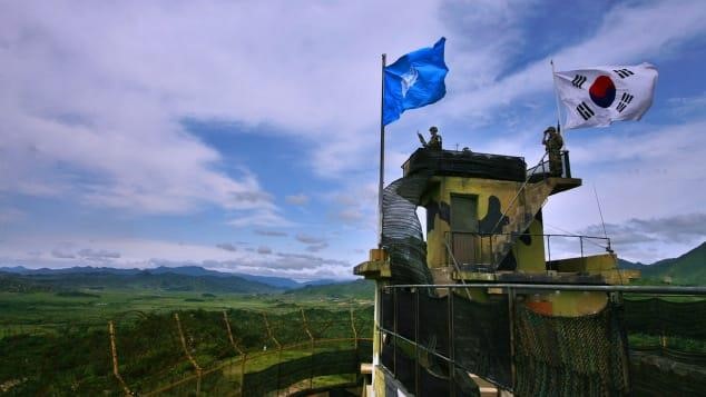 Đối với nhiều người, khu phi quân sự (DMZ) trên bán đảo Triều Tiên là vùng đất không người và là một trong những khu vực quân sự hóa nặng nề nhất thế giới. Đối với những người khác, nó được coi là một trong những  nơi nguy hiểm nhất thế giới. Tuy nhiên, đối với nhiếp ảnh gia Hàn Quốc Jeong Seung Ik, DMZ liên Triều không chỉ là dải đất bế tắc giữa Hàn Quốc và Triều Tiên.