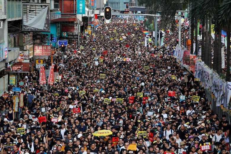 Ngày 1/7, hàng trăm nghìn người đã tham gia vào cuộc biểu tình ở Hong Kong, đúng dịp lễ kỷ niệm 22 năm ngày Hong Kong được trao trả về Trung Quốc (1/7/1997-1/7/2019). (Nguồn ảnh: Reuters)