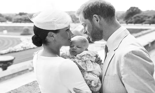 Theo The Sun, lễ rửa tội của bé Archie Harrison Mountbatten-Windsor, con trai của Hoàng tử Harry và Công nương Meghan Markle, đã diễn ra tại Lâu đài Windsor với sự tham dự của khoảng 25 khách mời gồm thành viên gia đình và bạn bè thân thiết hôm 6/7, đúng hai tháng sau khi bé Archie sau đời. Ảnh: The Sun.