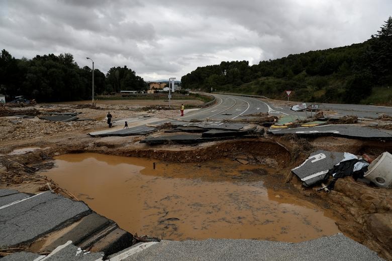 Theo hãng thông tấn Reuters, trận mưa lớn kéo dài đã khiến vùng Navarra, miền bắc Tây Ban Nha, ngập lụt khi nước sông Cidacos tràn bờ. (Nguồn ảnh: Reuters)