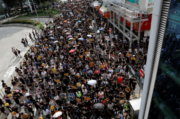 Theo hãng thông tấn Reuters, những người biểu tình Hong Kong đã đụng độ với lực lượng cảnh sát tại một thị trấn sát biên giới với Trung Quốc đại lục hôm 13/7. (Nguồn ảnh: Reuters)