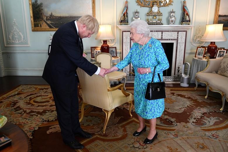 Chiều 24/7, ông Boris Johnson đến Cung điện Buckingham để diện kiến Nữ hoàng Elizabeth II và nhậm chức Thủ tướng Anh. Nữ hoàng đã tiếp tân Thủ tướng Boris Johnson và yêu cầu ông thành lập Chính phủ mới. Ông Johnson đã chấp thuận lời đề nghị của Nữ hoàng. (Nguồn ảnh: Reuters)