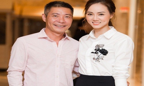 Công Lý thoải mái ôm eo, chụp ảnh cùng bạn gái xinh đẹp