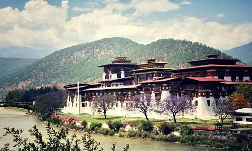 Nằm giữa Trung Quốc và Ấn Độ,  vương quốc Bhutan nhỏ bé lọt thỏm trong vùng rừng núi trập trùng của dãy Himalaya. Bhutan nổi tiếng thế giới là quốc gia duy nhất lấy chỉ số Tổng Hạnh phúc Quốc dân (GNH - Gross National Happiness) để quản lý và phát triển đất nước.