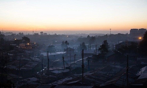 Kibera, cách trung tâm Nairobi khoảng 6,5 km về phía nam, là khu ổ chuột lớn nhất châu Phi. Tại đây, khoảng một triệu người chen chúc trong khu vực chỉ có diện tích 2,5 km². Ảnh: Kevin Juma/The Guardian.