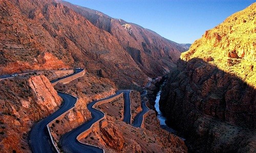 Nằm giữa dãy núi Atlas và Anti-Atlas, Morocco, con đường Dades Gorges quanh co, uốn lượn, được cho là  con đường nguy hiểm nhất thế giới. Với phong cảnh sa mạc tuyệt đẹp, những ngôi làng và rặng cọ ven đường, nơi đây còn được mệnh danh là một trong những tuyến đường đẹp nhất trên thế giới. Ảnh: Mr_reverend.