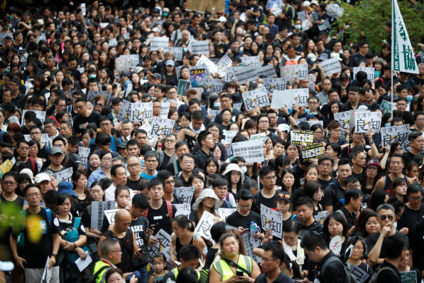 Theo hãng thông tấn Reuters, hàng nghìn giáo viên đã xuống đường tham gia vào cuộc biểu tình ở Hong Kong hôm 17/8 dù trời mưa lớn. (Nguồn ảnh: Reuters)