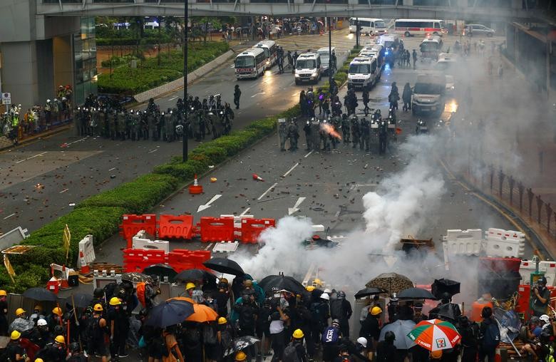 Theo hãng thông tấn Reuters, cuộc  biểu tình ở Hong Kong ngày 25/8 đã biến thành bạo lực khi cảnh sát chống bạo động đụng độ với những người biểu tình quá khích tại quận Thuyền Loan. (Nguồn ảnh: Reuters)