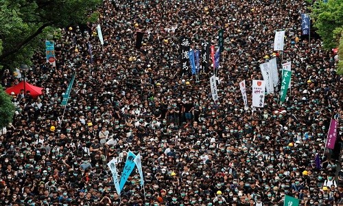 Theo hãng thông tấn Reuters, hàng nghìn học sinh, sinh viên ở  Hong Kong đã không đến lớp trong ngày khai giảng năm học mới hôm 2/9 mà xuống đường tuần hành phản đối dự luật dẫn độ sang Trung Quốc. (Nguồn ảnh: Reuters)   