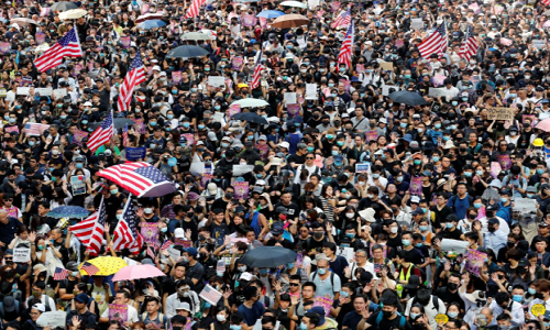 Theo hãng thông tấn Reuters ngày 8/9, hàng nghìn người biểu tình đã tập trung tại trung tâm  Hong Kong và sau đó tuần hành tới lãnh sự quán Mỹ để kêu gọi Quốc hội Mỹ thông qua Đạo luật Dân chủ và Nhân quyền Hong Kong. (Nguồn ảnh: Reuters)