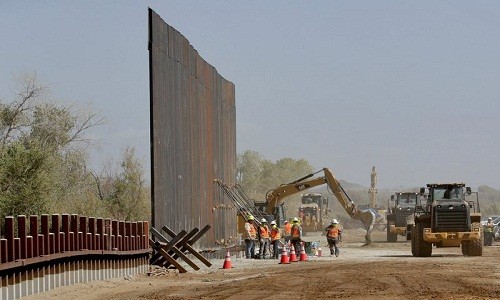 Theo AP, một đoạn của  bức  tường biên giới Mỹ-Mexico cao chót vót đang được xây dựng ở khu vực phía nam Yuma, bang Arizona, nhằm ngăn chặn dòng người nhập cư trái phép đổ vào Mỹ. (Nguồn ảnh: AP)