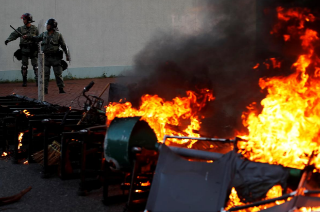 Theo hãng thông tấn Reuters, cuộc  biểu tình ở Hong Kong đã bước sang tuần thứ 16 với những diễn biến ngày càng phức tạp, bất chấp việc Đặc khu trưởng Lâm Trịnh Nguyệt Nga (Carrie Lam) đã tuyên bố rút dự luật dẫn độ hôm 4/9.