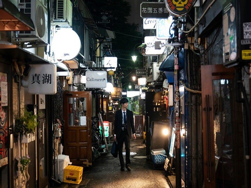 Một người đàn ông đi dạo qua con hẻm chật hẹp tại Golden Gai ở quận Shinjuku của  thủ đô Nhật Bản. Tokyo dường như là một trong những thành phố siêu việt nhất được tạo thành từ những không gian chật hẹp. Đó không chỉ là khách sạn con nhộng và tàu điện ngầm chật chội, mà còn cả cuộc sống về đêm. Điều này được thể hiện rõ nét trong loạt ảnh gần đây của Jae C. Hong, nhiếp ảnh gia của Associated Press.