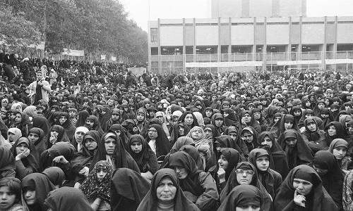 Ngày 4/11/1979, hàng trăm sinh viên Iran xông vào Đại sứ quán Mỹ ở Tehran. Sau cuộc giằng co 3 giờ đồng hồ với lực lượng an ninh bảo vệ Đại sứ quán, các sinh viên  Iran bắt giữ 62 nhà ngoại giao Mỹ. Ảnh: AP.