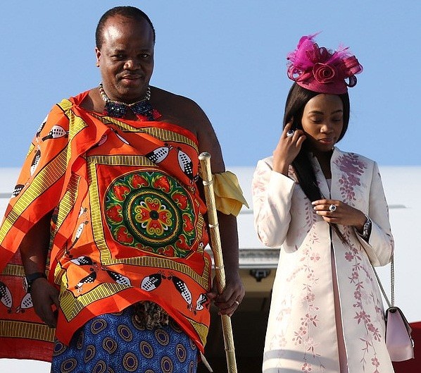 Theo Daily Mail ngày 12/11, Quốc vương Swaziland Mswati III bị cáo buộc chĩa 'ngón tay thối' về phía người nghèo của nước này với việc chi 13 triệu bảng Anh để mua hàng loạt xe sang cho 14 bà vợ của ông. Ảnh: Daily Mail.