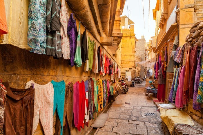 Jaisalmer được mệnh danh là "Thành phố vàng" của Ấn Độ vì kiến trúc sa thạch màu vàng và các khu chợ đẹp mê hồn, chẳng hạn như phố mua sắm bên trong Pháo đài Sonar (ảnh). Theo Insider, đây là một trong những  con phố đẹp nhất thế giới. (Nguồn ảnh: Insider)