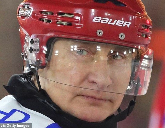 Theo Daily Mail,  Tổng thống Putin đã tham gia trận đấu khúc côn cầu mừng năm mới trong khuôn khổ “Night Hockey League” (Giải đấu Khúc côn cầu Đêm) diễn ra vào tối 25/12 vừa qua tại Quảng trường Đỏ. (Nguồn ảnh: Daily Mail)