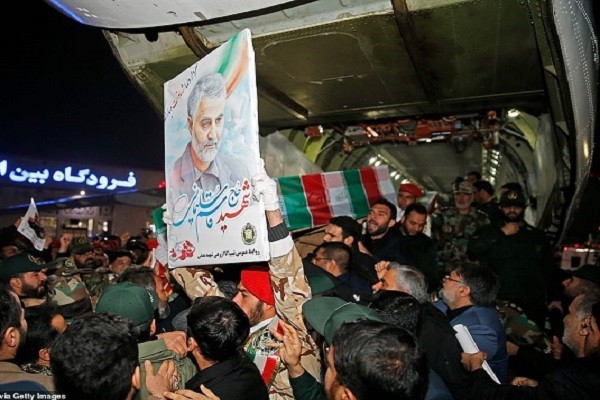 Theo Al Jazeera, thi thể tướng Iran Soleimani đã được đưa từ Iraq về sân bay ở thành phố Ahvaz sáng ngày 5/1. (Nguồn ảnh: AJ/Getty/The Sun)