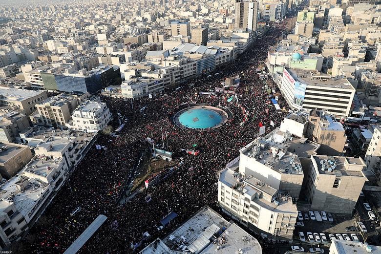 Theo BBC, Đài truyền hình nhà nước Iran ngày 6/1 cho biết hàng triệu người đã xuống đường tiễn biệt tướng Soleimani, chỉ huy lực lượng tinh nhuệ Quds thuộc Vệ binh Cách mạng Hồi giáo Iran (IRGC). (Nguồn ảnh: Reuters)