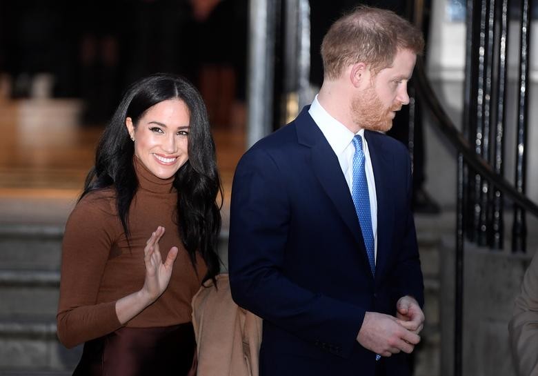 Ngày 8/1, Hoàng tử Harry và Công nương Meghan bất ngờ thông báo rằng sẽ rút khỏi vai trò là các thành viên cấp cao của Hoàng gia Anh và hướng tới độc lập về tài chính. (Nguồn ảnh: Reuters)