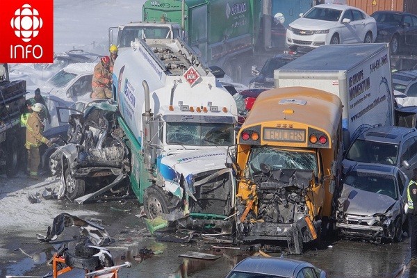 Vụ  tai nạn liên hoàn xảy ra trên đường cao tốc ở ngoại ô Montreal, Canada, khi tuyết rơi dày đặc che khuất tầm nhìn. Ảnh: Twitter/Simon Marc Charron.