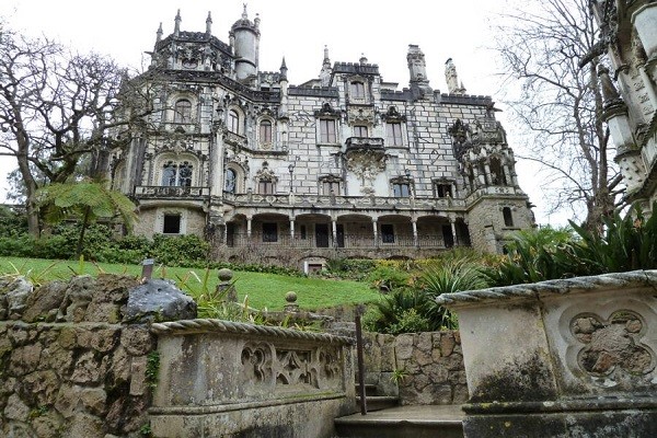 Quần thể Quinta da Regaleira bao gồm lâu đài, nguyện đường, vườn cảnh, hệ thống địa đạo, ao hồ, thác nước và nhiều công trình tuyệt đẹp khác. (Nguồn ảnh: ATI)