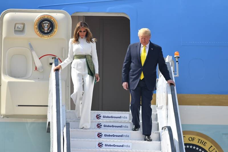 Ngày 24/2, chuyên cơ Không lực Một chở  Tổng thống Trump và phu nhân Melania đã hạ cánh xuống sân bay ở thành phố Ahmedabad, Ấn Độ. Đây là chuyến thăm chính thức đầu tiên của Tổng thống Mỹ Donald Trump tới quốc gia Châu Á này. (Nguồn ảnh: AP/Reuters/FE).