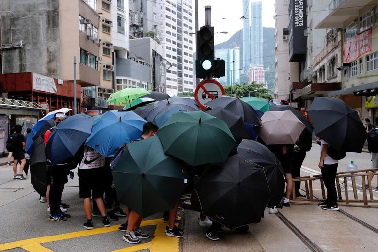 Biểu tình ở Hong Kong bùng phát gần đây sau khi Dự Luật An ninh Hong Kong được đệ trình lên Quốc hội Trung Quốc. Theo truyền thông Hong Kong, dự luật này sẽ cấm sự can thiệp nước ngoài, các hoạt động khủng bố và các hoạt động bạo loạn nhằm lật đổ chính quyền Trung ương,... Ảnh: Reuters.