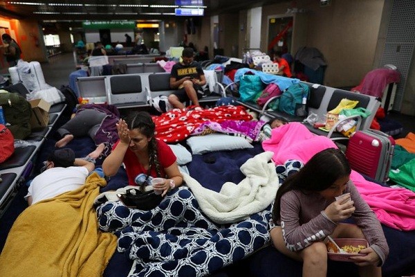 Theo Reuters, Nubia Narvaez, 35 tuổi, là một trong 200 người Colombia đang tạm thời "định cư" tại sân bay quốc tế Guarulhos ở Brazil sau khi mắc kẹt tại đây do  lệnh phong tỏa vì COVID-19. Sân bay Guaralhos trở thành "nơi ăn chốn ở" của những vị khách bất đắc dĩ này. (Nguồn ảnh: Reuters)