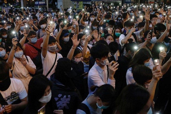 Theo Reuters ngày 9/6/2020, hàng trăm người đã tập trung tại trung tâm  Hong Kong để đánh dấu một năm cuộc biểu tình phản đối dự luật dẫn độ từng làm "chao đảo" đặc khu này. (Nguồn ảnh: Reuters)