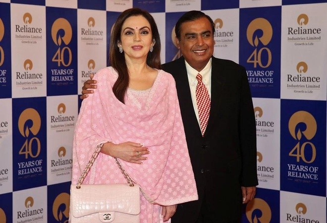 Tỷ phú Ấn Độ Mukesh Ambani là  người đàn ông giàu nhất châu Á với khối tài sản 55 tỷ USD. Theo SCMP, đứng sau thành công của ông Mukesh Ambani chính là người vợ tài sắc của vị tỷ phú này - bà Nita Ambani. Không chỉ có nhan sắc mặn mà, là trợ thủ đắc lực cho chồng, bà Nita còn sở hữu sự nghiệp riêng thành công.