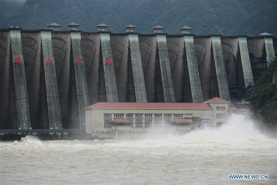  Sông Hoài, dài 1.100 km, là con sông dài thứ tư Trung Quốc, có cơn lũ đầu tiên của năm vào tối ngày 17/7, theo CGTN. Ủy ban sông Hoài, thuộc Bộ Thủy lợi Trung Quốc, ngày 19/7 nâng mức phản ứng lũ từ cấp III lên cấp II. Trong ảnh là một hồ chứa trên nhánh của sông Hoài. Ảnh: Tân Hoa Xã.