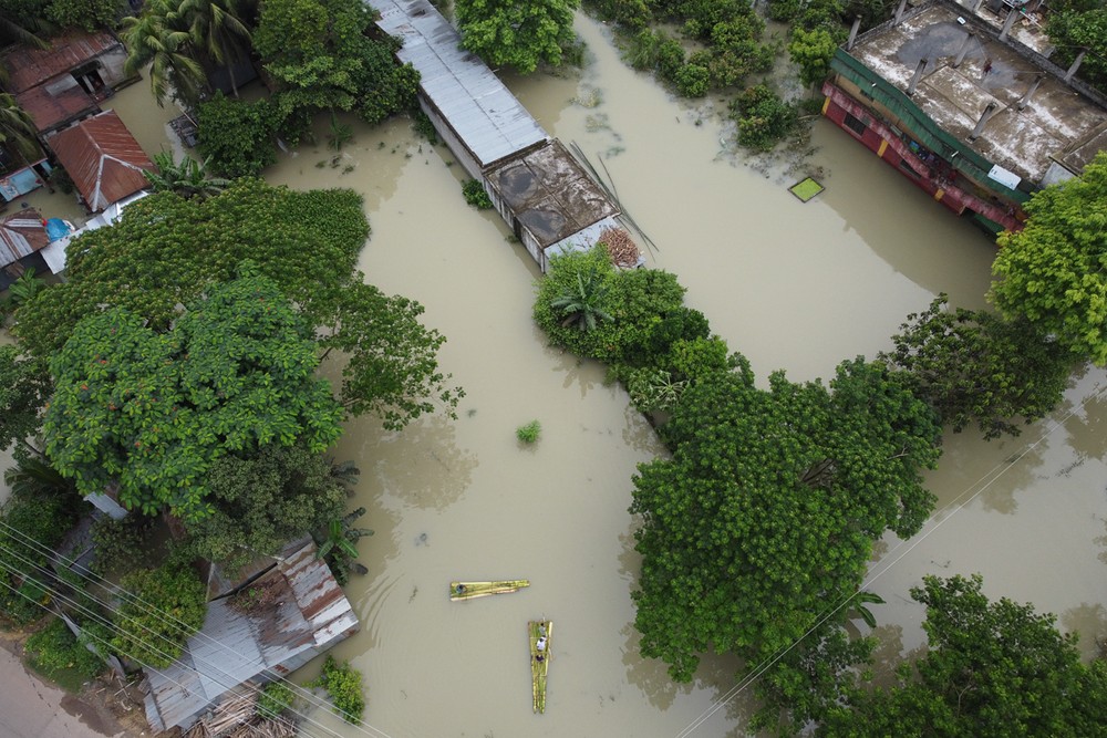 Theo Al Jazeera, khu vực Nam Á hứng chịu những trận mưa lớn kéo dài nhiều tuần qua, gây lũ lụt và sạt lở đất. Được biết,  mưa lũ ở Nam Á đến nay đã khiến hơn 250 người thiệt mạng. (Nguồn ảnh: Al Jazeera)  