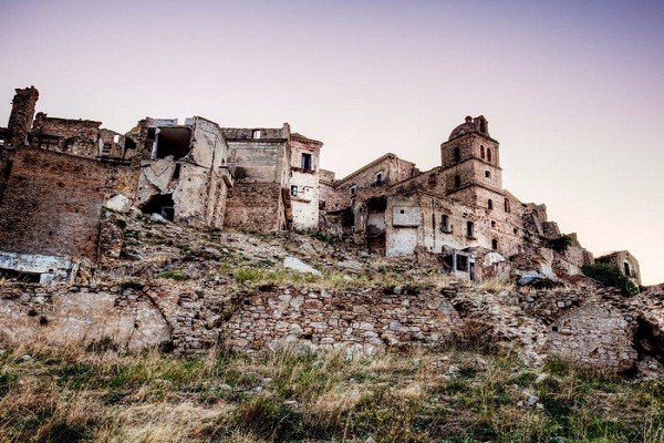 Craco ở Italy là một trong những thị trấn ma nổi tiếng thế giới. Thị trấn này được thành lập vào thế kỷ thứ 8, nhưng đã bị bỏ hoang do hứng chịu nhiều thảm họa thiên nhiên, trong đó có trận động đất năm 1980. (Nguồn ảnh: Insider)