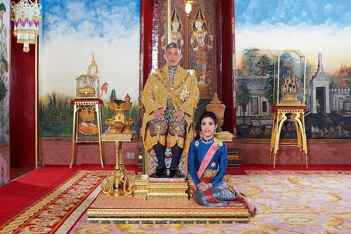 Ngày 2/9, Quốc vương Thái Lan Maha Vajiralongkorn quyết định khôi phục tước vị Hoàng quý phi cũng như các cấp bậc hoàng gia và quân đội cho bà Sineenat Wongvajirapakdi, gần một năm sau khi bà bị phế truất. Ảnh: Reuters.