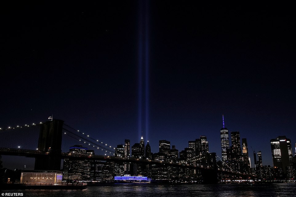 Tác phẩm “Tribute in Light” – một biểu tượng của Tòa Tháp đôi - được thắp sáng vào ngày 11/9/2020 vừa qua nhân dịp tưởng niệm 19 năm vụ  khủng bố 11/9 xảy ra. Ảnh: Reuters.