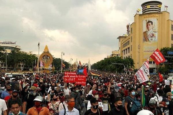 Mới đây, ngày 14/10, hàng chục nghìn người đã tham gia vào cuộc biểu tình ở Bangkok. Họ tụ tập phản đối bên ngoài văn phòng Thủ tướng Prayut Chan-o-cha và cản trở đoàn xe của Hoàng gia Thái Lan. (Nguồn ảnh: Reuters)