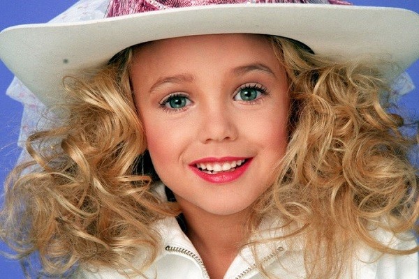 JonBenét Patricia Ramsey sinh ngày 6/8/1990 tại Atlanta, bang Georgia (Mỹ). Cô gái có đôi mắt xanh, mái tóc vàng óng ả và nụ cười rạng rỡ. Ảnh: NI.