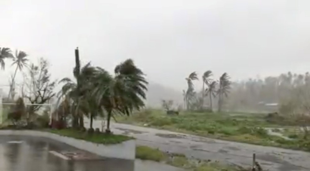 Cơn bão thứ 3 đổ bộ vào Philippines trong nhiều tuần qua đã gây ra lũ lụt nghiêm trọng ở thủ đô Manila hôm 12/11. Nhiều người bị mắc kẹt trên mái nhà. Ít nhất một người đã thiệt mạng ở khu vực khác của đất nước. Trong ảnh là ở Buhi, tỉnh Camarines Sur, vùng Bicol trên đảo Luzon trước khi cơn bão Vamco đổ bộ hôm 11/11.