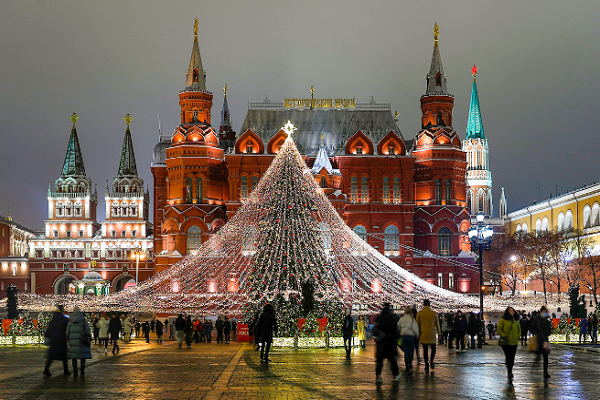 Nhiều thành phố của nước Nga, trong đó có thủ đô Moscow, đã trang hoàng rực rỡ đón  năm mới 2021. Ảnh chụp tại Quảng trường Manezhnaya trước Bảo tàng Lịch sử ở thủ đô Moscow. (Nguồn ảnh: RBTH)