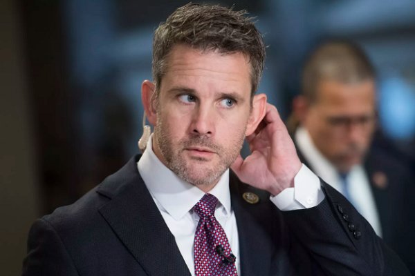 Adam Kinzinger (ảnh), đại diện của bang Illinois tại Hạ viện, trở thành nghị sĩ Cộng hòa đầu tiên kêu gọi kích hoạt Tu chính án thứ 25 của Hiến pháp Mỹ để  bãi nhiệm Tổng thống Trump. Ảnh: Axios.