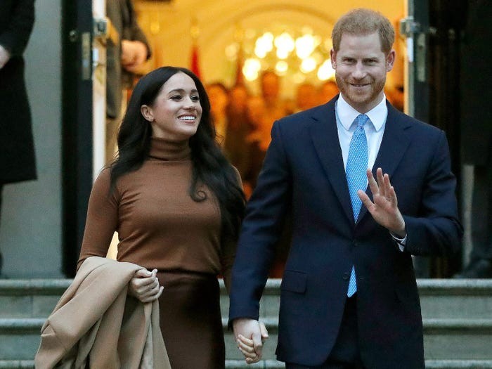 Ngày 8/1/2020, Hoàng tử Harry và Công nương Meghan bất ngờ thông báo rằng họ sẽ rút khỏi vai trò là các thành viên cấp cao của Hoàng gia Anh.  Vợ chồng Hoàng tử Harry chính thức rời khỏi Hoàng gia Anh và từ bỏ các nhiệm vụ hoàng gia từ tháng 4/2020. (Nguồn ảnh: Insider)