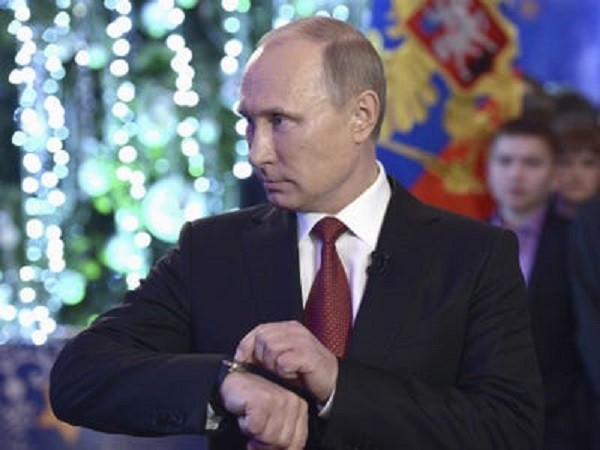 Theo Russia Beyond, vì công việc bận rộn, Tổng thống Nga Vladimir Putin cũng không ít lần phải đón Tết xa nhà. Chẳng hạn như, vào ngày 31/12/2013, Tổng thống Putin đích thân tới Khabarovsk, nơi trước đó đã bị ảnh hưởng nặng nề bởi trận lũ lụt khiến 32.000 người dân địa phương phải sơ tán, RBC đưa tin. Ảnh: Reuters.