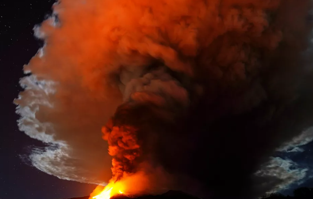 Tuần trước, Etna,  núi lửa hoạt động mạnh nhất Châu Âu ở đảo Sicilia (Italy), đã "thức giấc", phun trào dung nham đỏ rực và cột khói bụi ước tính cao đến 1.500 mét. (Nguồn ảnh: Reuters)