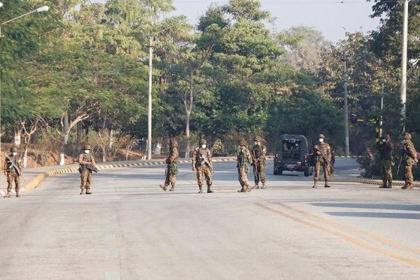 Ngày 1/2,  biến cố chính trị ở Myanmar xảy ra khi quân đội nước này bắt giữ hàng loạt nhân vật cấp cao trong chính phủ, bao gồm Cố vấn nhà nước Aung San Suu Kyi và Tổng thống Myanmar Win Myint. Quân đội Myanmar sau đó tuyên bố nắm quyền kiểm soát đất nước và ban bố tình trạng khẩn cấp trong một năm. Ảnh: Reuters.    