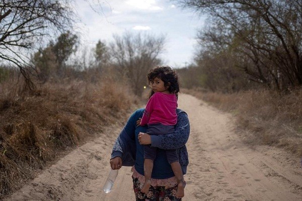 Hãng Reuters đăng tải loạt ảnh về những đứa  trẻ di cư trên hành trình tới Mỹ cùng cha mẹ. Các em nhỏ chủ yếu đến từ khu vực Trung Mỹ. (Nguồn ảnh: Reuters)