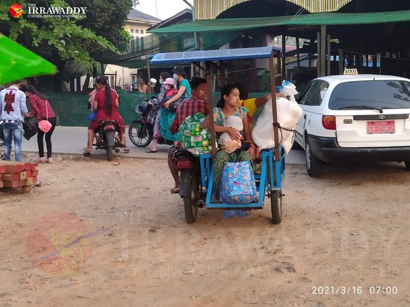 Sáng 16/3, hãng truyền thông địa phương Irrawaddy công bố một số bức ảnh ghi lại cảnh người dân đang cố rời khỏi các  thị trấn bị áp lệnh thiết quân luật tại thành phố Yangon của Myanmar. Ảnh: Irrawaddy.