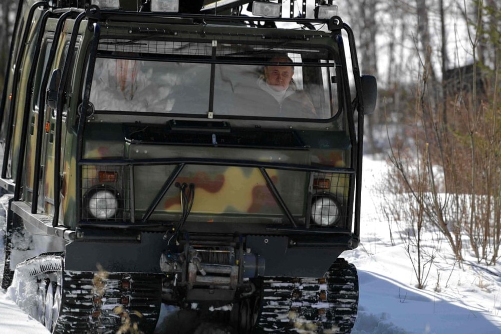 Theo The Guardian, trong kỳ nghỉ cuối tuần ở Siberia vừa qua,  Tổng thống Nga Putin tự lái xe địa hình chở Bộ trưởng Quốc phòng Sergei Shoigu đi qua con đường rừng phủ đầy tuyết trắng. (Nguồn ảnh: The Guardian)